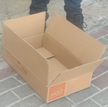 عكا: العثور على رضيع في علبة كرتون